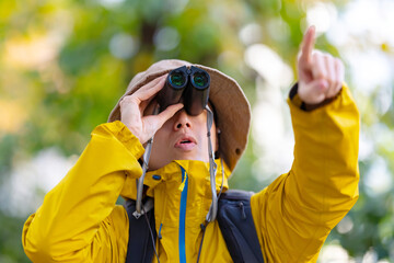 双眼鏡を除く男性　登山　山登り