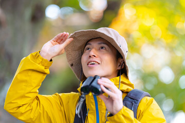 双眼鏡を除く男性　登山　山登り