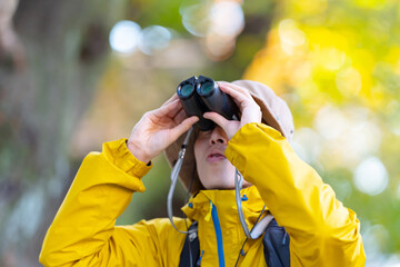 双眼鏡を除く男性　登山　山登り