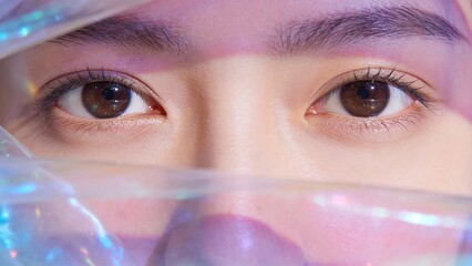 虹色の光が差し込む幻想的な瞳のアップ