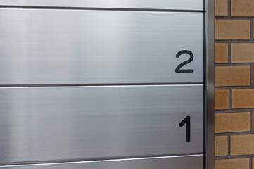 ビル内に設置された金属製フロア案内プレートの外観