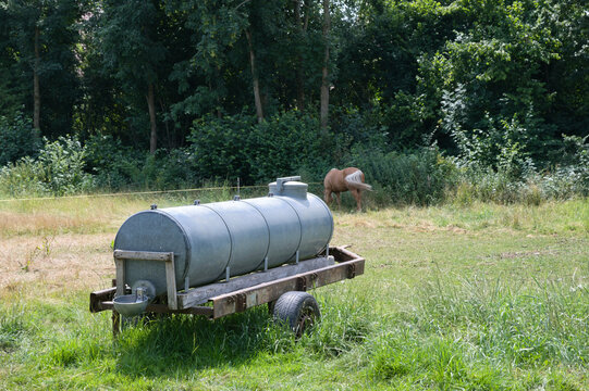 Gro&szlig;er Wassertank f&uuml;r die Tiere auf der Weide
