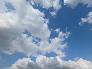 Obraz premium 파란 하늘과 하얀 구름이 있는 배경