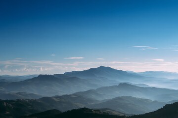 Obraz premium Panoramic mountain range view under a clear blue sky, showcasing the beauty of nature and serene atmosphere.