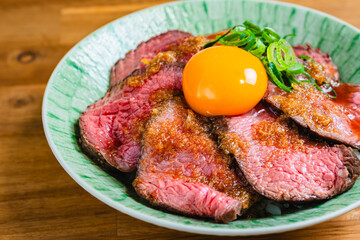 卵黄をのせたローストビーフ丼
