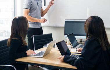 ホワイトボードで説明するオフィスのビジネスミーティング