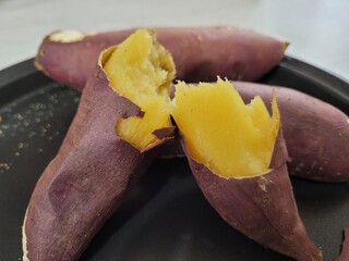 추운 겨울날 따끈하게 즐기는 한국의 대표 간식, 노란 속살이 달콤한 찐고구마