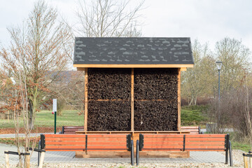 Tężnia solankowa w parku – drewniana konstrukcja do inhalacji solanką, zdrowie i relaks na świeżym powietrzu.