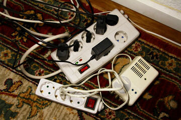 Cable el&eacute;ctrico enchufado y regleta con conector y conexi&oacute;n en ladr&oacute;n multienchufe base con interruptor y transformador