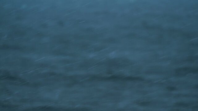 粉雪の振る荒れた海