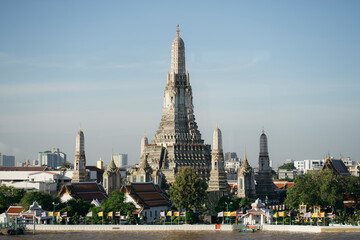 Obraz premium Wat Arun temple by the Chao Phraya River, Bangkok, Thailand - 22 Nov 2025