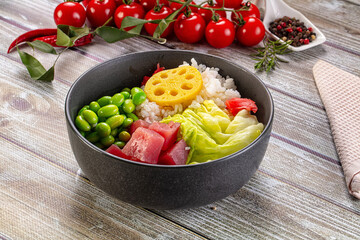 Obraz premium Hawaiian cuisine - poke with tuna