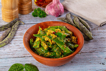 Steamed green beans with egg scramble