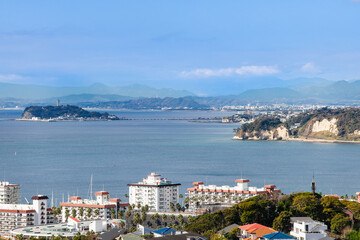 湘南海岸　江の島と稲村ケ崎