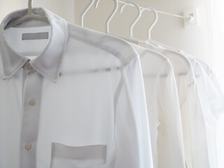 室内に干された洗濯物