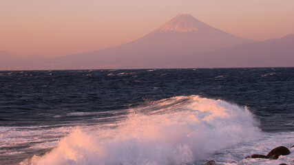 夕暮の駿河湾と富士山