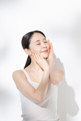 スキンケアをする女性