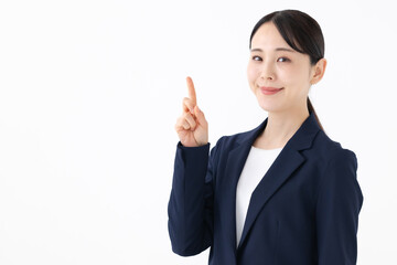 指差しをする女性