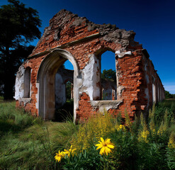Chiesa distrutta. Rovine.