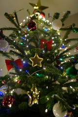 D&eacute;corations et lumi&egrave;res dans un sapin de No&euml;l