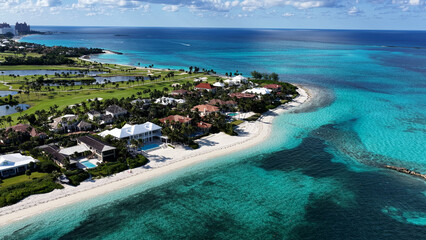 Fototapeta premium Smugglers Beach At Paradise Island In Nassau Bahamas. Caribbean Beach. Tropical Scenery. Stunning Highrise Buildings. Smugglers Beach In Paradise Island In Nassau Bahamas. Summer Travel.