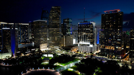 Obraz premium Sunset Miami Skyline In Miami Florida United States. Aerial View Of Skyscraper And Busy Traffic In The City Street. Building Town Clouds Sky Illumination Urban. Town Outdoor. Miami Florida.