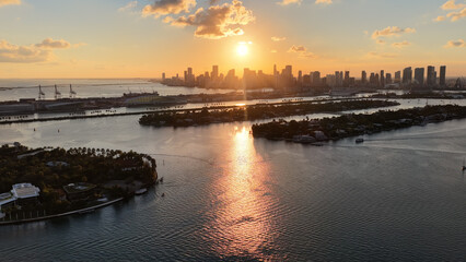Fototapeta premium Sunset Skyline At Miami Beach In Florida United States. Sunset Biscayne Bay. Illuminated Cityscape. Downtown City. Sunset Skyline At Miami Beach In Florida United States. Amazing Sunset Sky.
