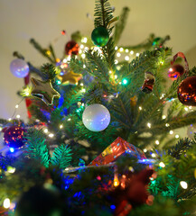 D&eacute;corations et lumi&egrave;res dans un sapin de No&euml;l