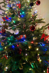 D&eacute;corations et lumi&egrave;res dans un sapin de No&euml;l