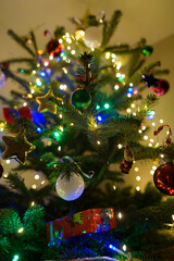 D&eacute;corations et lumi&egrave;res dans un sapin de No&euml;l