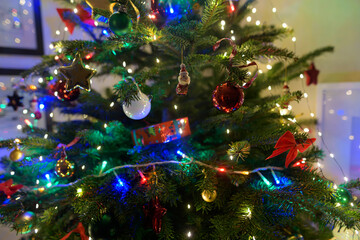 D&eacute;corations et lumi&egrave;res dans un sapin de No&euml;l