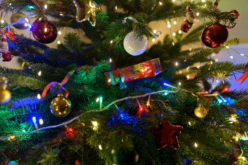 D&eacute;corations et lumi&egrave;res dans un sapin de No&euml;l