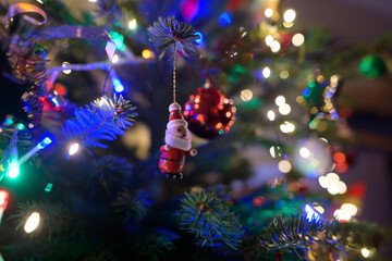 D&eacute;corations et lumi&egrave;res dans un sapin de No&euml;l