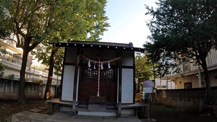 東京都新宿区原町 牛込柳町天祖神社  この神社が建てられたのは、江戸初期の慶長年間。諸国で神踊りが流行しこの牛込の里でも盛んで、とくに長兵衛という村人が神様が「ここに住んでみんなの苦しみを救う」と告げる夢を五夜連続で見たことで熱心にお祈りし、その様子を見た長者の大橋龍慶が、天照皇大神宮を勧請して祠を建てたのがはじまり。 © 真由　野田