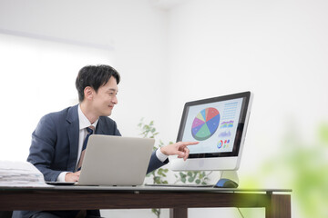 経営の戦略や結果のグラフを見る社長や経営者の売上アップの成功イメージ