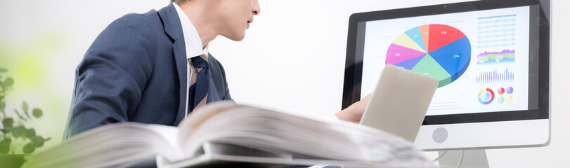経営の戦略や結果のグラフを見る社長や経営者の売上アップの成功イメージの顔無しのバナー
