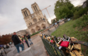 Fototapeta premium Love locks on a fence with Notre-Dame Cathedral in the background in Paris, France.
