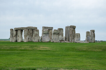 Naklejka premium Stonehenge, a prehistoric monument in Wiltshire, England, showcases remarkable ancient architecture and attracts tourists with its historical significance.