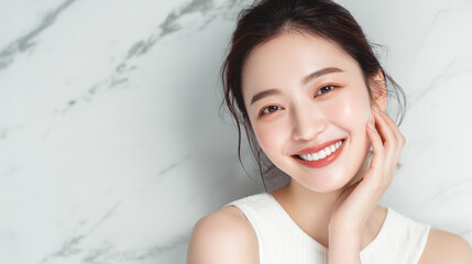 笑顔できらめく綺麗な肌と白い歯を見せる日本人女性美人モデルの接写写真。オーラルケア、スキンケア、コスメ広告用。