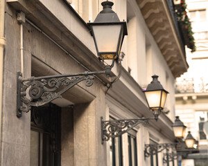 Lanternes&nbsp;sur&nbsp;fa&ccedil;ade&nbsp;&agrave;&nbsp;Paris