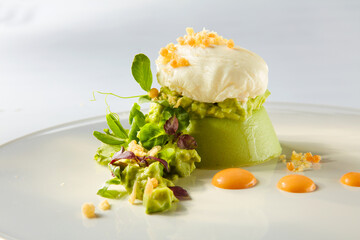 Avocado mit Mozzarellakugel und frischem Salat