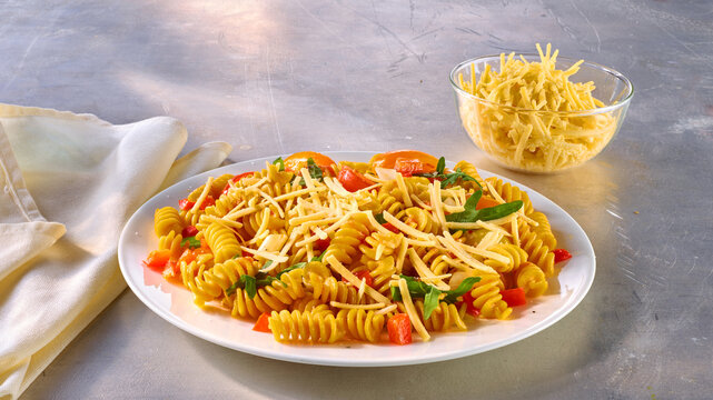 Spirellis Pasta Gericht mit Gemuese und Kaeseraspel