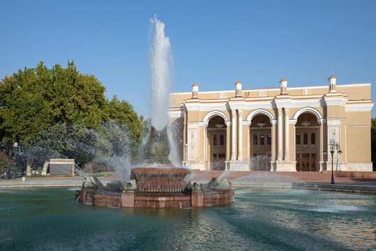 TASHKENT, UZBEKISTAN - SEPTEMBER 15, 2022: Fountain in front of the building of the Bolshoi Theater named after Alisher Navoi. Tashkent, Uzbekistan