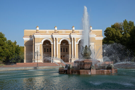 TASHKENT, UZBEKISTAN - SEPTEMBER 15, 2022: Fountain in front of the opera and ballet theater named after Alisher Navoi. Tashkent, Uzbekistan