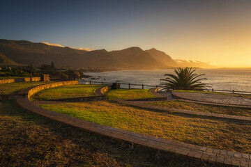 Obraz premium The sunrise with a beautiful light on the Mountain View on Hermanus