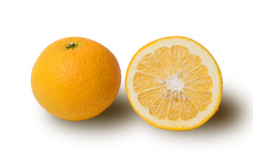 黄色く熟れた柑橘類と断面