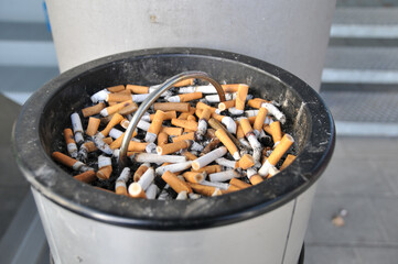 Kippen im Aschenbecher