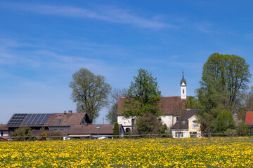 Frauenkirche mit Friedhof Eberfing bei Weilheim in Oberbayern