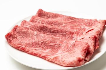 Fototapeta premium 皿に乗った牛肉 白バック