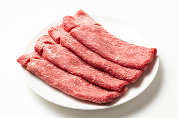 皿に乗った牛肉　白バック